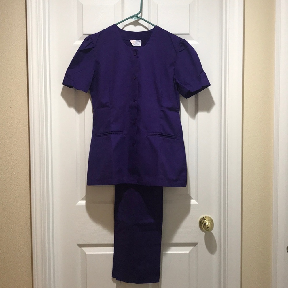 LIKE NEW WOMENS PURPLE SHORT SLEEVE SCRUBS SET SML